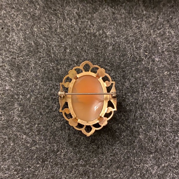 Authentic vintage shell cameo brooch with filigree frame - Picture 7 of 12